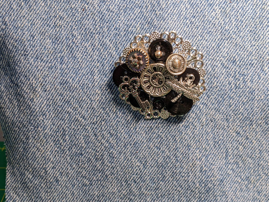 Vintage Steampunk Themed Brooch-Unique Charm Pin! Vintage12