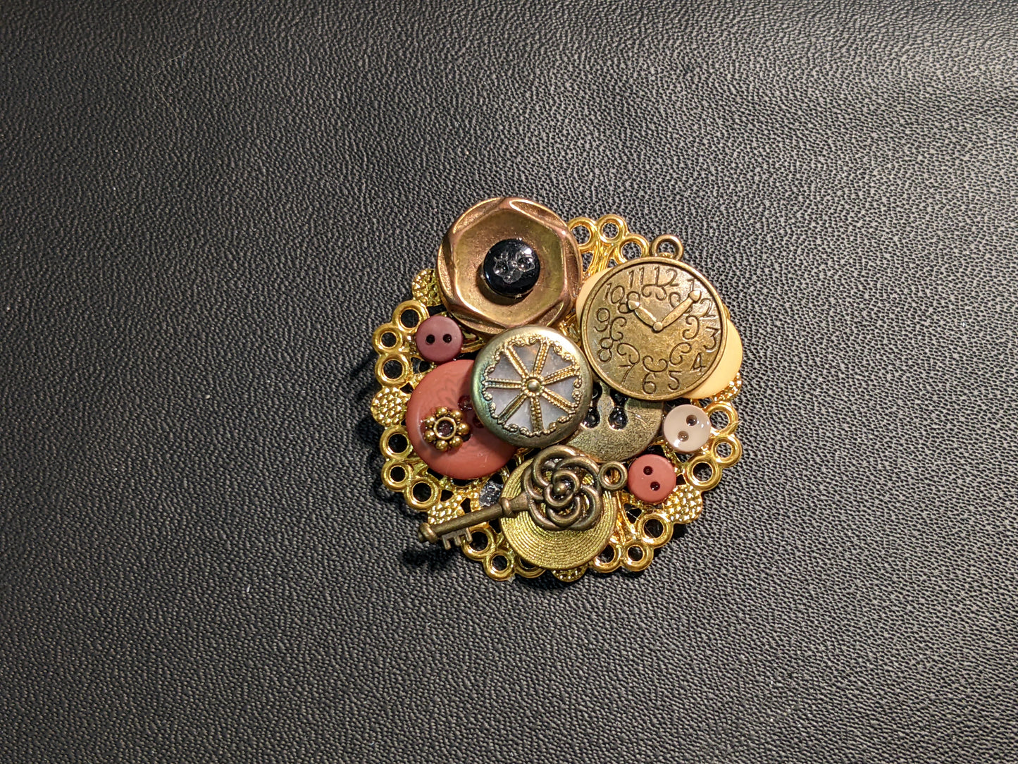 Vintage Steampunk Themed Brooch-Unique Charm Pin! Vintage16